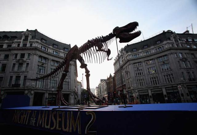 Dinosaur attacks London!-2